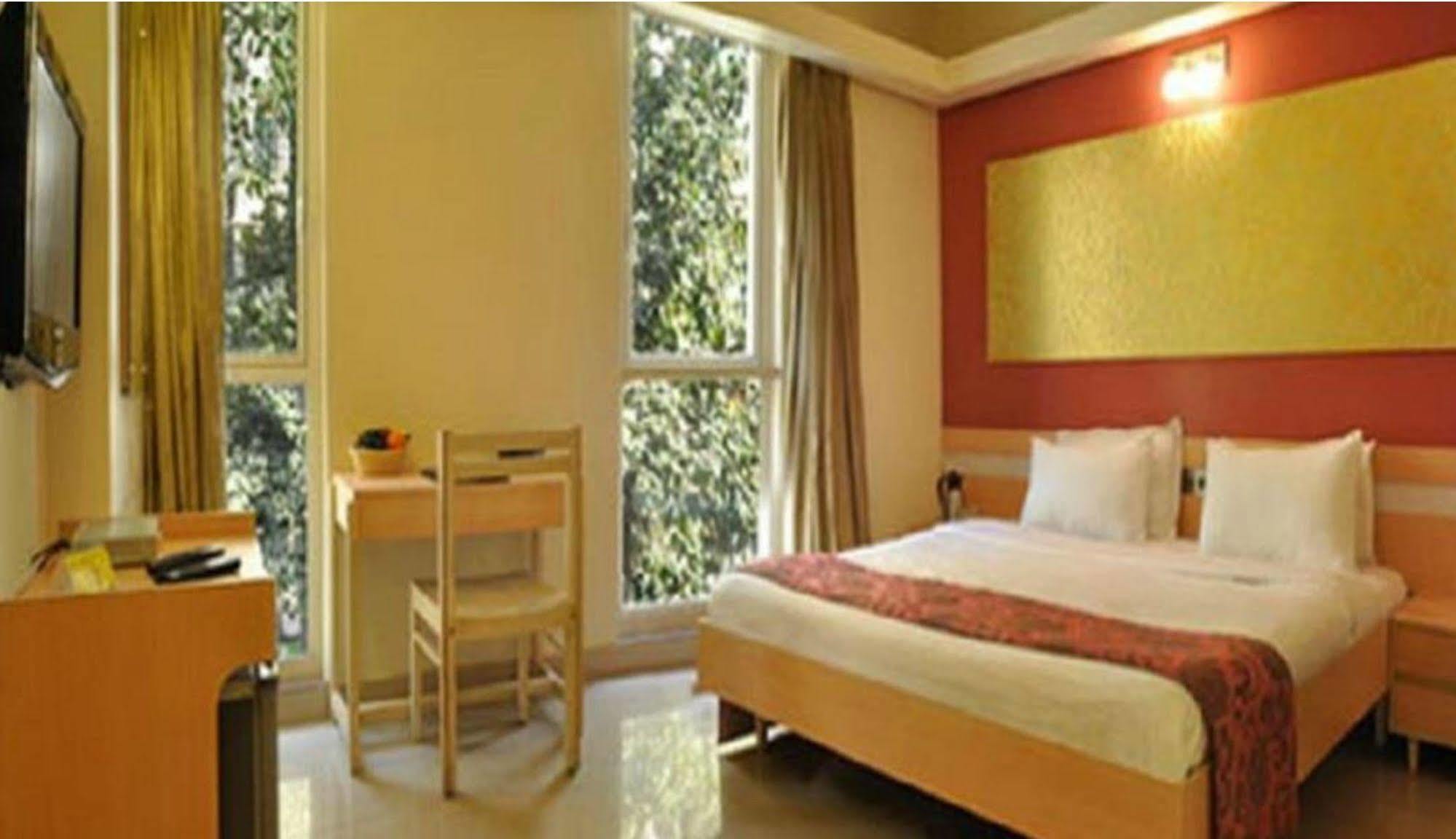 Hotel Diplomat, Colaba Mumbai Exterior photo